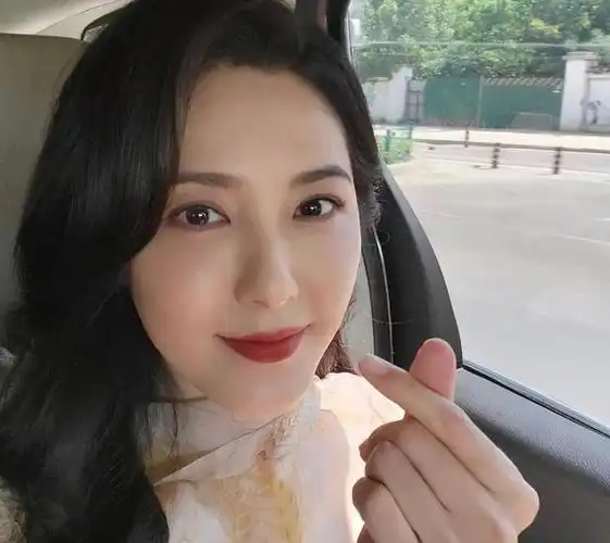 而且还都是学戏曲出身,两个人都属于气质类型的美女,但对比还是曾黎更