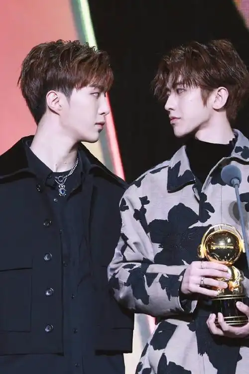 蔡徐坤和范丞丞一天聚两次,最美的距离就是台上台下,丞坤不得了