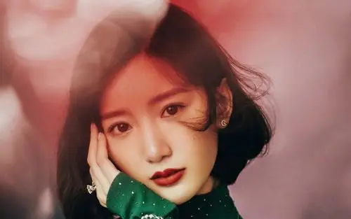 毛晓彤复古卷短发造型