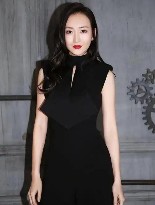 进入40岁年龄的王鸥,这一种身材发福的改变其实倒也不奇怪,但种种此前