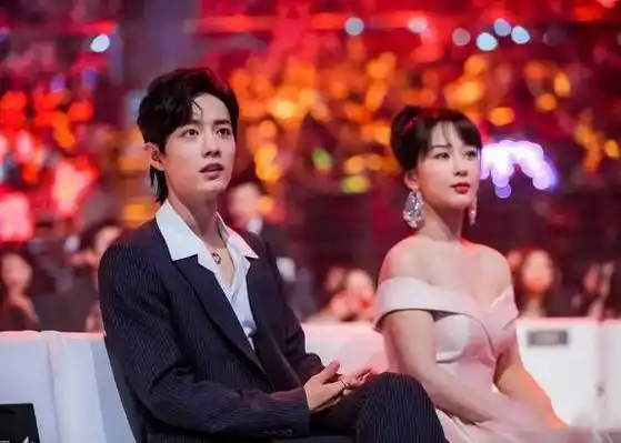 杨紫张艺兴接吻照曝光,两人真在一起了?_照片_关系_新闻