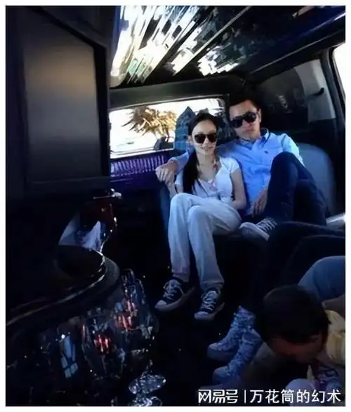 李小璐家里的豪宅价值千万,而且装潢非常的豪华,家里还有好几辆价值