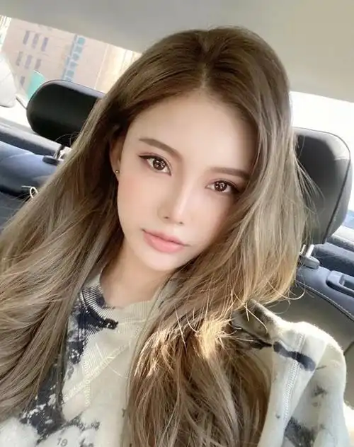 质感显白女生不能错过的发色巨显白奶茶灰棕