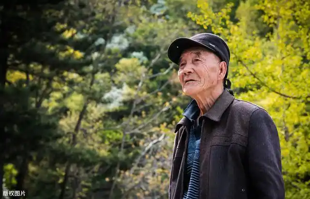 70岁老人晚年活的凄惨,不是子女不孝顺和没钱,多半是这2个原因