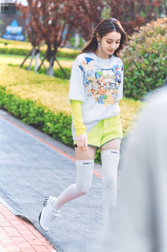 迪丽热巴《创造营2019》荧光黄穿搭青春无限,是长腿美少女没错!