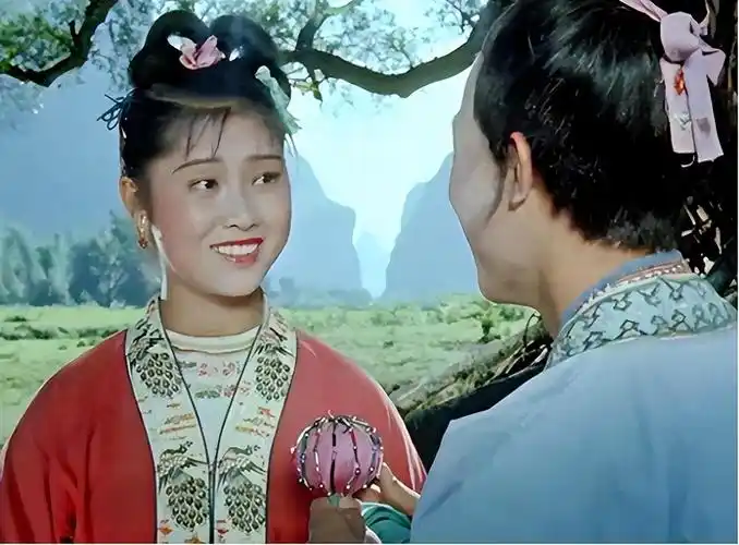 导演苏里从广西县剧团选定了傅锦华出演女主角刘三姐.