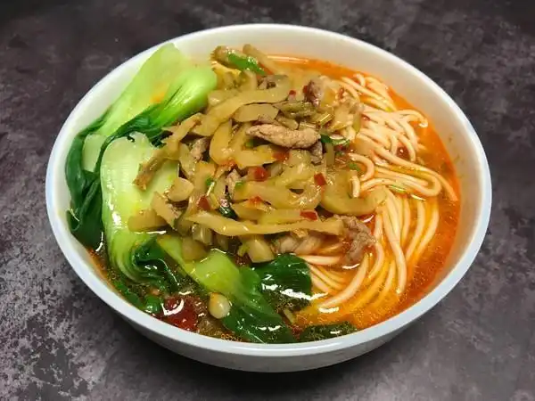 宁宁的胖妈做的香辣榨菜肉丝面