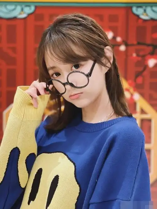 美女主播小七晒学院风牛仔夹克美少女吸晴组图