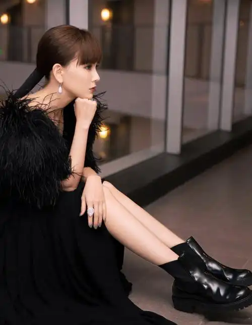 昆凌低调现身机场穿牛仔衣剪齐刘海呆萌帅气怪不得周杰伦娶她