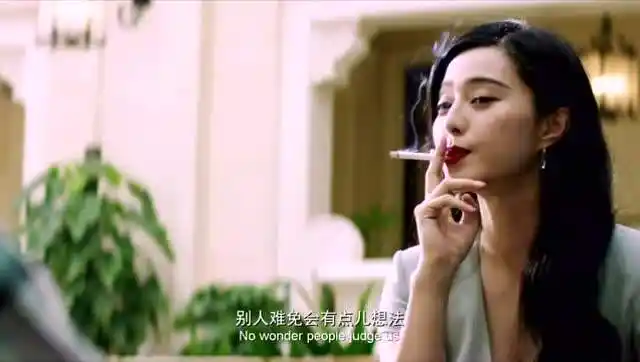 范冰冰抽烟照片曝光,眼神魅惑手法娴熟超迷人,网友:一看就是老烟枪