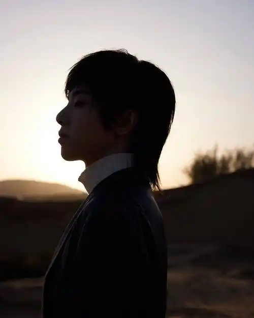 华晨宇穿皮衣拍写真酷范满分把玩砂砾享受大自然怀抱