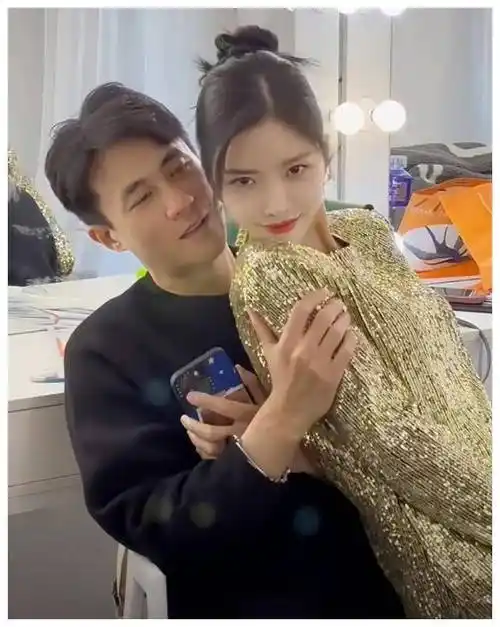 杜淳老婆自信公开全素颜,黑眼圈眼袋明显,皮肤超好无_