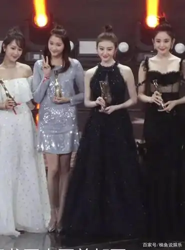 当景甜与刘亦菲同框,两位合影杀手简直就是神仙打架