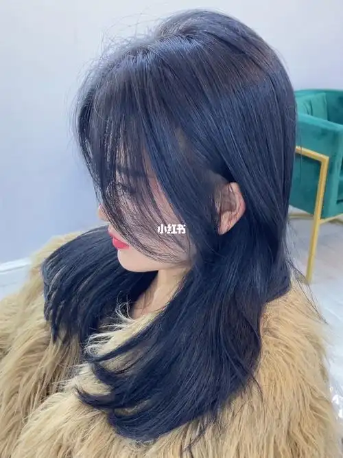 没有对比的时候,黑蓝色头发看着可能就像黑色,但是比自然的黑色颜色要