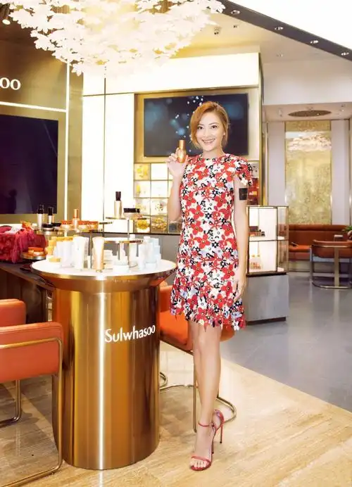 应采儿印花长裙现身活动,身材好笑容甜美翻_新浪看点