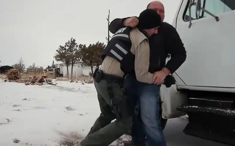 【美国抓捕秀】美国赏金猎人patty mayo抓捕巨汉,摄影师jared助攻