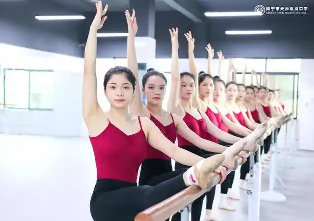 艺体生们享受着得天独厚的优势,他们不仅能够接受到专业且系统的艺术