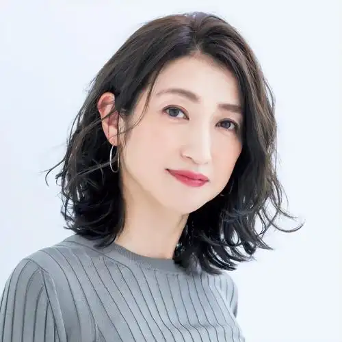 告别大妈感,45岁女性必备的10款"锁骨卷"发型:既时髦又气质