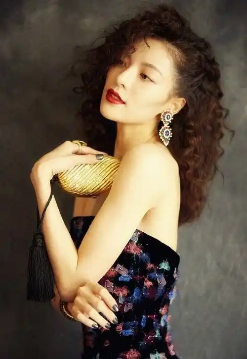 原创钟楚曦演绎复古浪漫港风范大波浪发型优雅时尚尽显迷人魅力