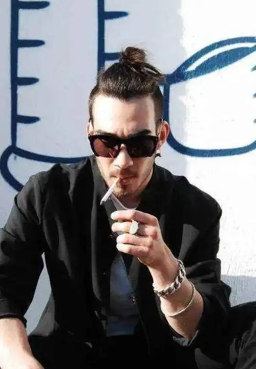 男士丸子头中国古代就流行 如今却被国外各路男模男星玩出新花样