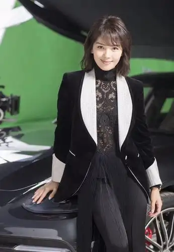 刘涛太有心机了,穿西装也不忘记系腰带,勒出"巴掌腰"确实惹眼