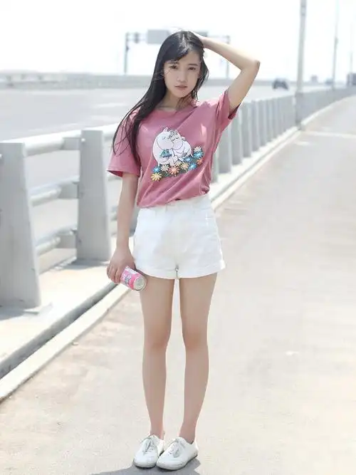 日系卡通t恤,搭配白色短裤,简单基本款,清爽好看