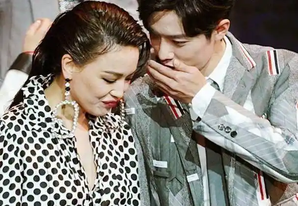 肖战并_舒淇_舞台