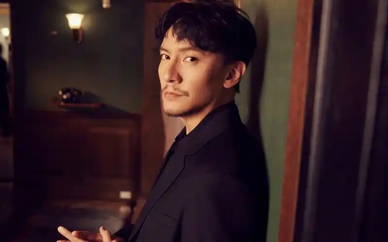 "文艺男神"张震的颜值变化,冷峻的外形,坚毅的眼神,文艺范和高级感拉