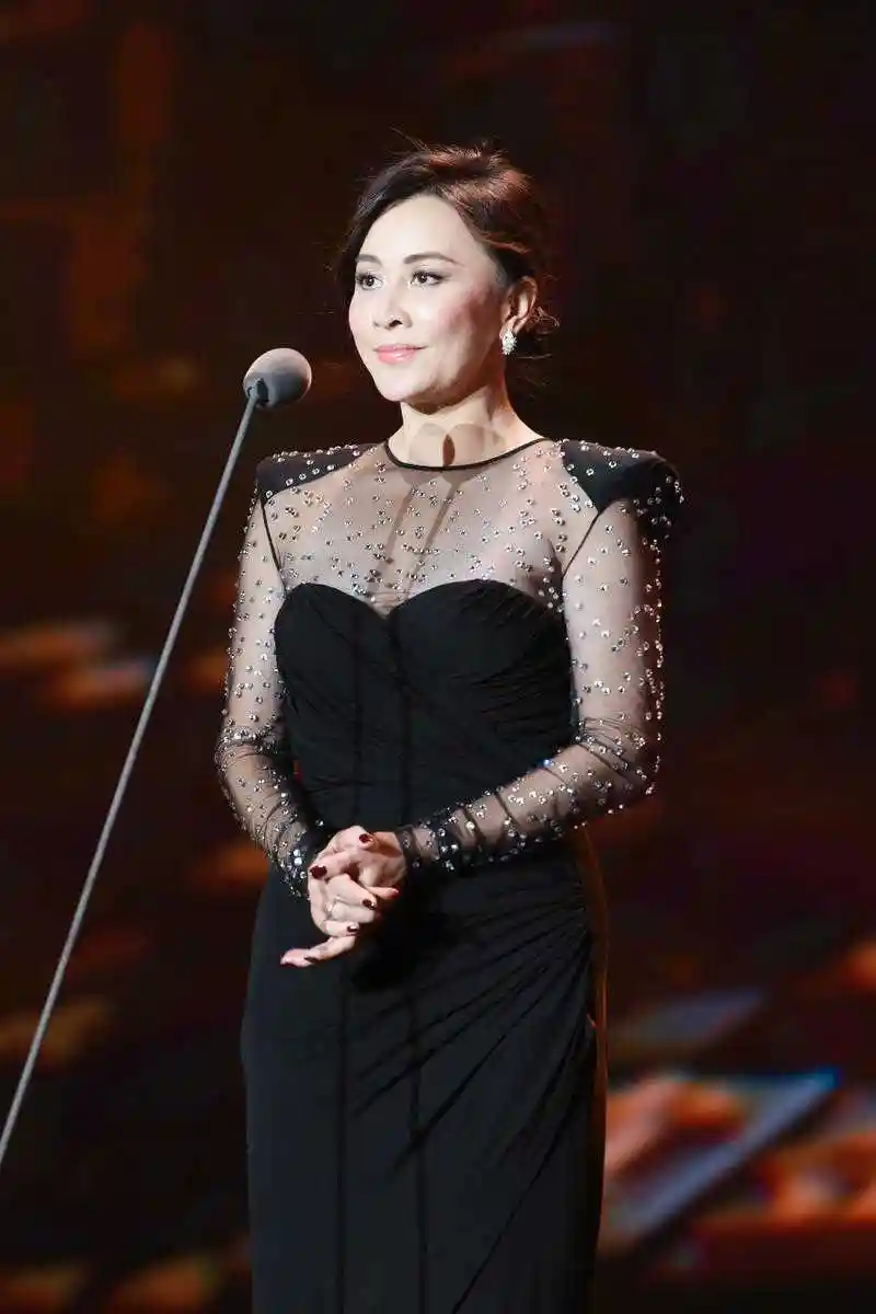 刘嘉玲越老越放得开!蓝色礼服开到大腿根,秀出一双大长腿太吸睛