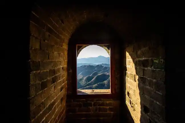 烽火台里面的了望窗.一缕阳光投射进来.