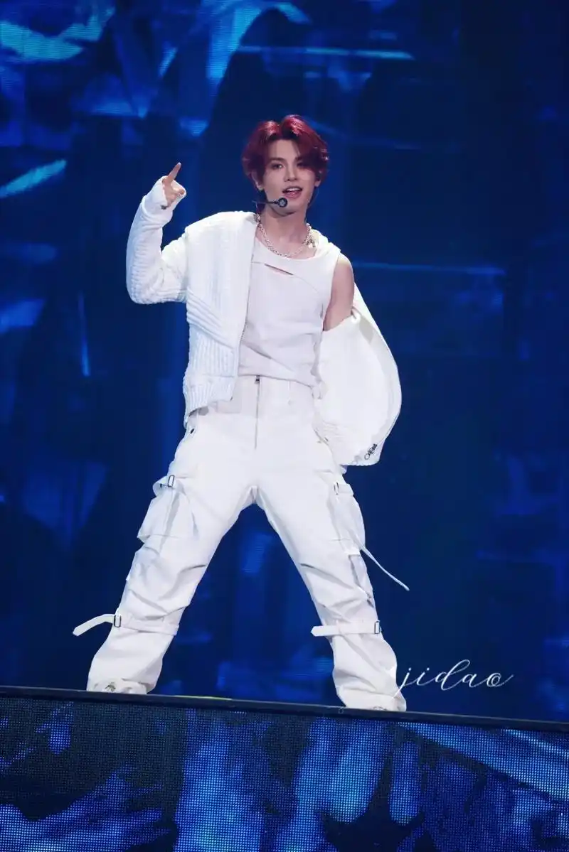 黄明昊 黄明昊《wonderland》舞台 唱跳开场!一身 - 抖音