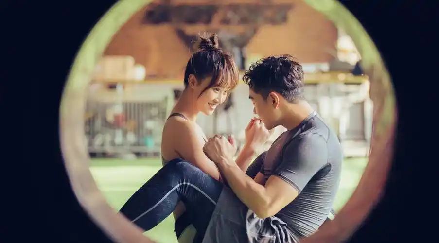 原创蓝盈莹在乘风破浪的姐姐里用的手机壳背景竟是李现官方回应曹骏别