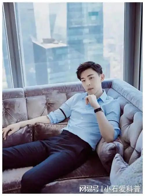 邓伦超级超级阳光帅气迷人十足的,为人随和善良的男人!