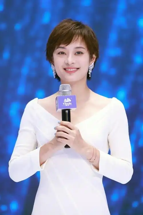 短发女人也能这么温柔,孙俪的气质一直很好,一身白裙穿得好端庄