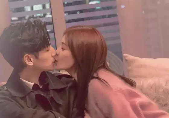 罗云熙白鹿吻戏超甜,为何只拍肩膀以上?看清穿的鞋观众要哭了