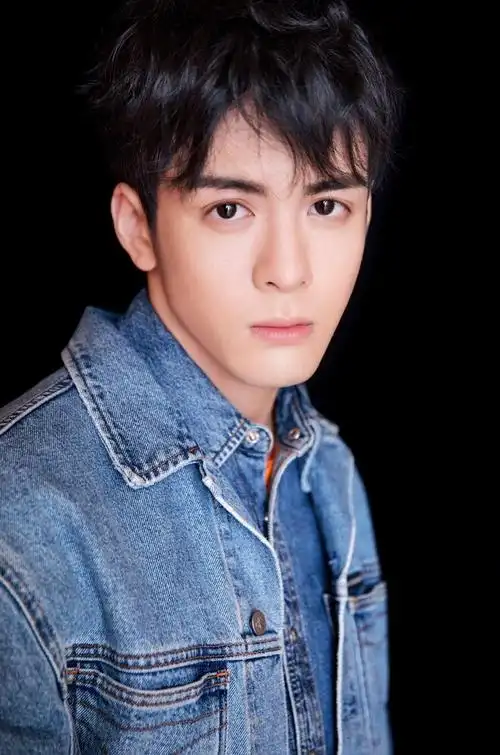 p>曾舜晞 i>(joseph) /i>,原名曾威航,1996年10月9日出生于广东省