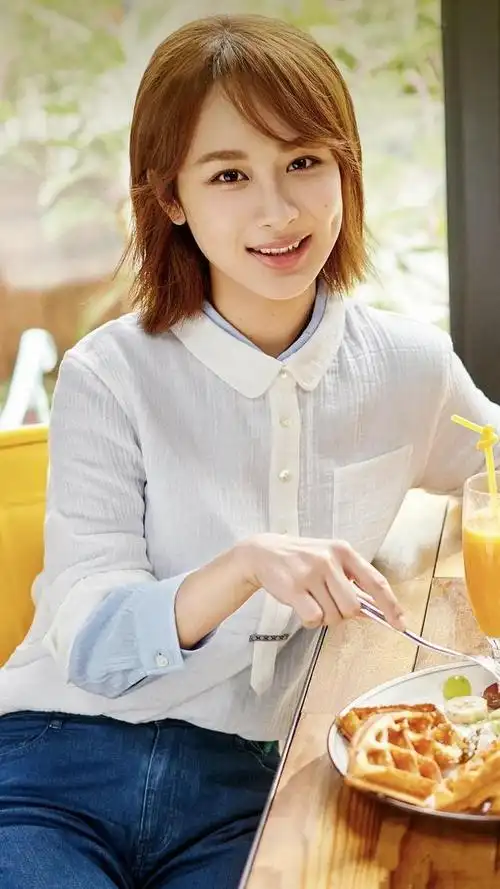 杨紫最美图集,气质优雅,你最喜欢哪张?网友:喜欢她的酒窝