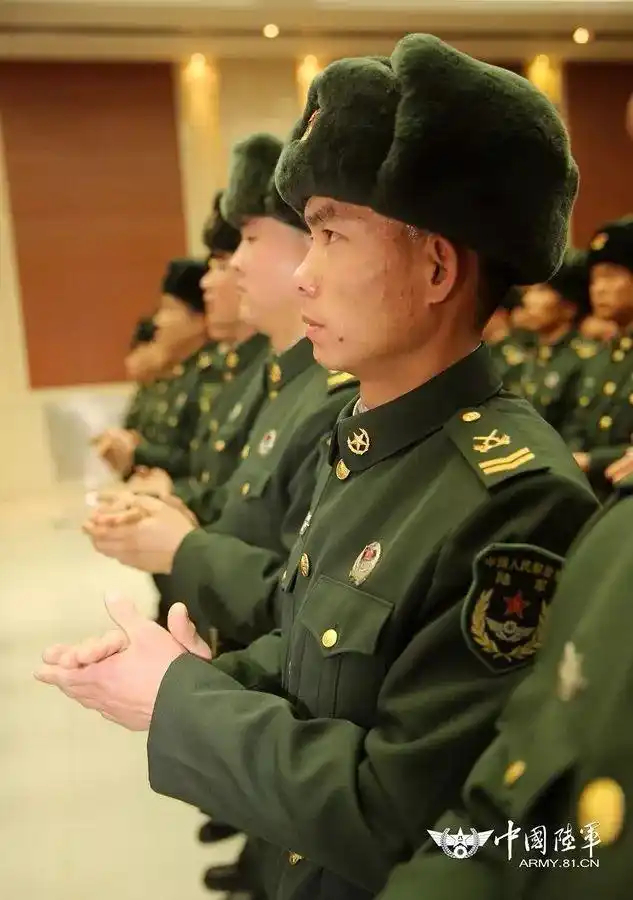 带上新肩章,担当新使命!这个旅选晋士官授衔仪式做得很走心