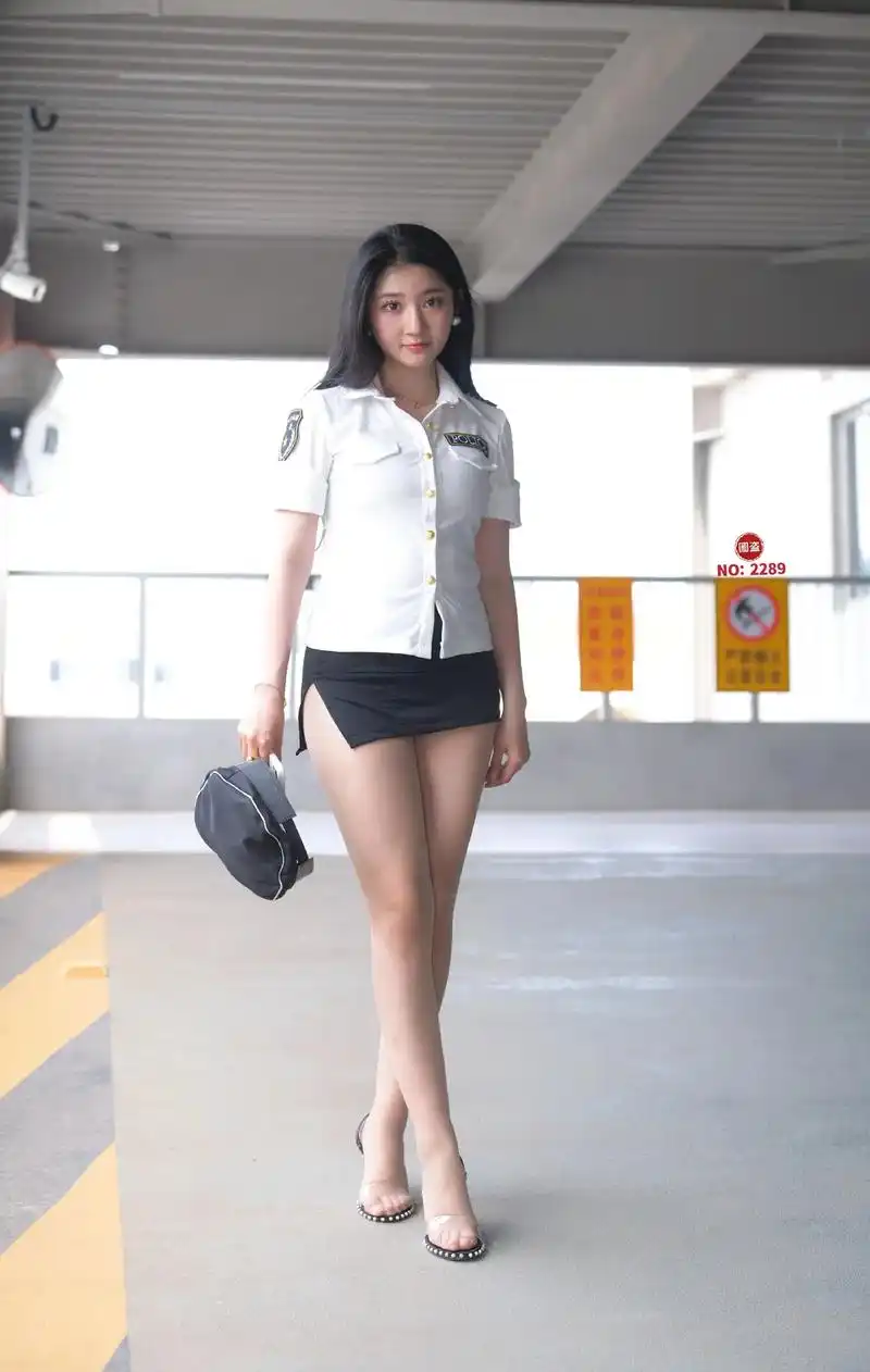 制服美女性感美腿.白衬衣黑短裙丝袜美腿诱惑#穿搭 #97辣身 - 抖音