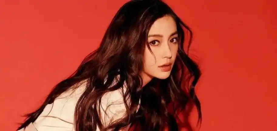 网友偶遇angelababy与小海绵遛狗 五一尽享亲子时光