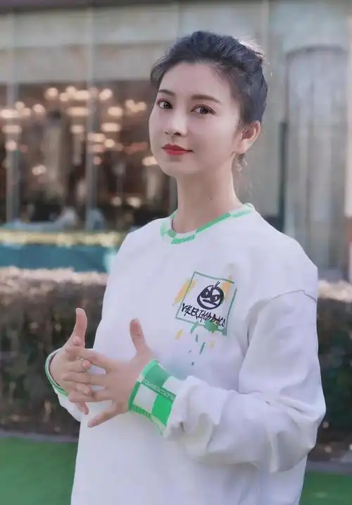 斓曦:吃饭路上白捡一个老公,低调幸福11年,如今已成人生赢家