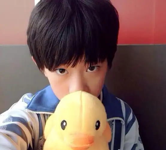 易烊千玺5年来的形象变化身高颜值越长越帅只有表情没变