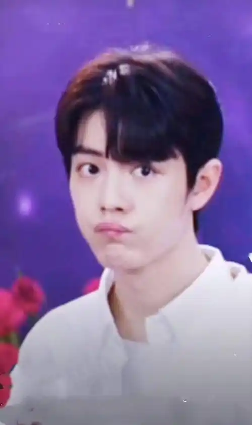 肖战采访化身"宝宝",对着镜头撒娇卖萌,动作可爱像肖三岁