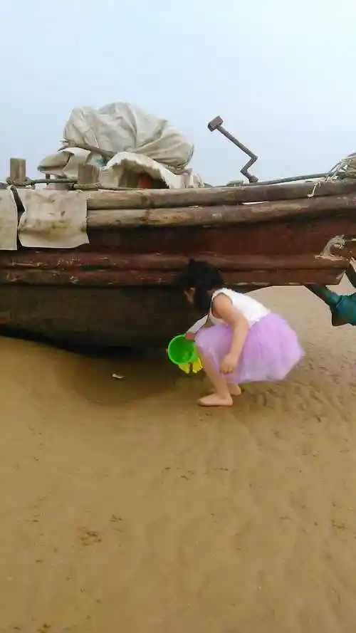 赶海的小姑娘光着小脚丫