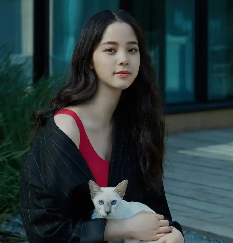 欧阳娜娜穿搭太有范,"内衣 外套",这样穿身材要求高