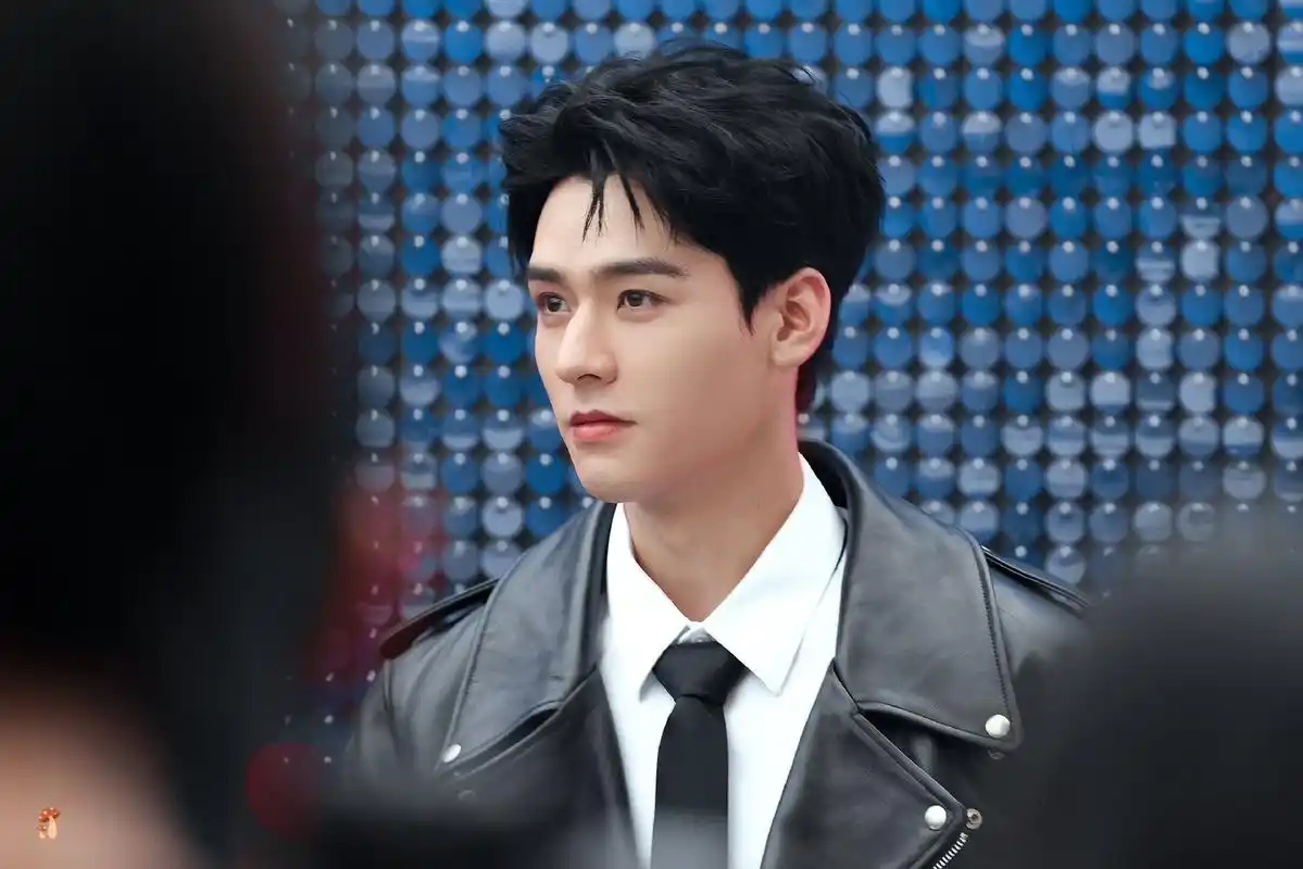 龚俊# #山河令# 2021年的春天无意间点开了某酷,不经意间看见了