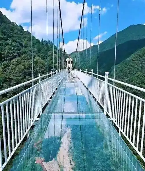 海林市柴河局宏声林场威虎山小九寨玻璃吊桥