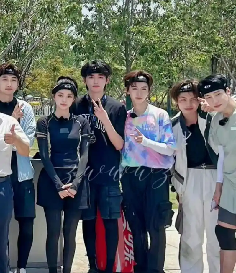 发现一张全员加速中的合照,宋亚轩和贺峻霖真的很显眼的两位帅哥!