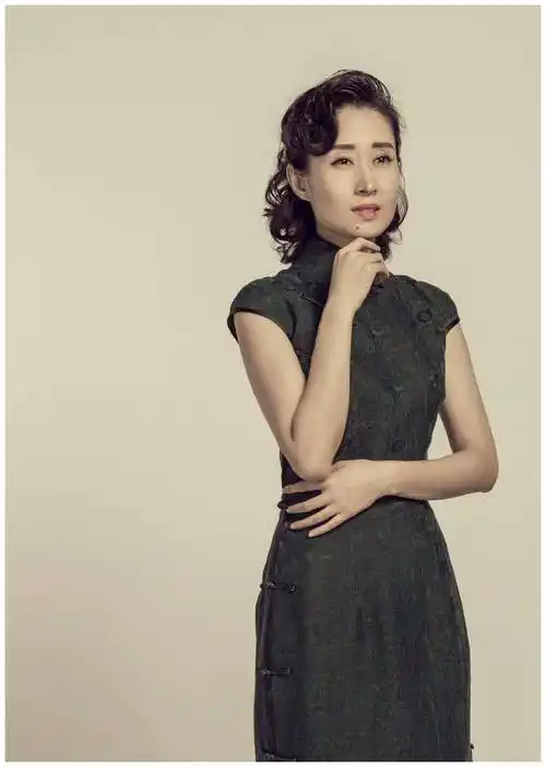 刘敏涛拥有"东方女性"之美,复古扎发配旗袍装,意外穿出高级感_颜色