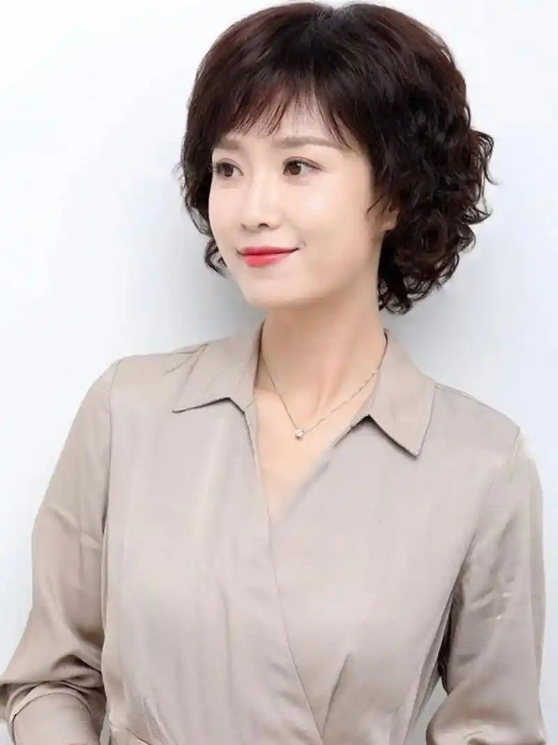 五十岁女人发型显年轻图片 五十岁的女人在发型的选择上,应该根据自己